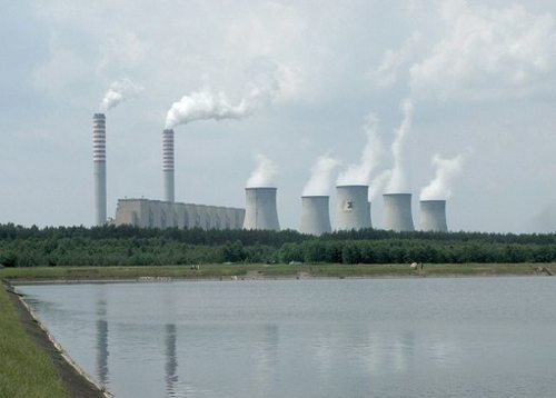 Central termoeléctrica de carbón, de sus chimeneas sale humo