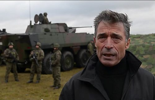 El secretario de la OTAN habla a cámara, detrás un tanque y soldados