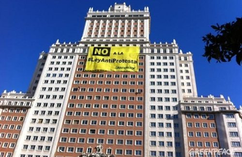 Pancarta de Greenpeace en el edificio vacío de la Plaza de España