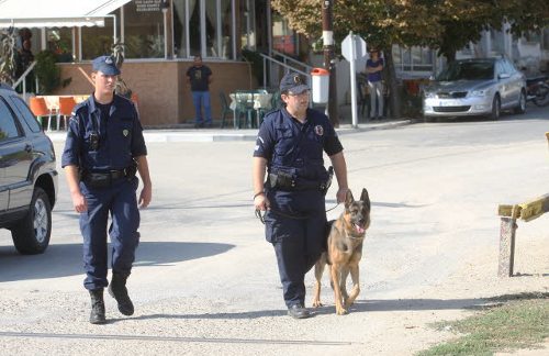 Dos policías patrullan con un perro
