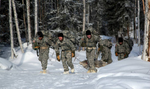 Soldados estadounidenses tiran de un trineo AKIO en Alaska