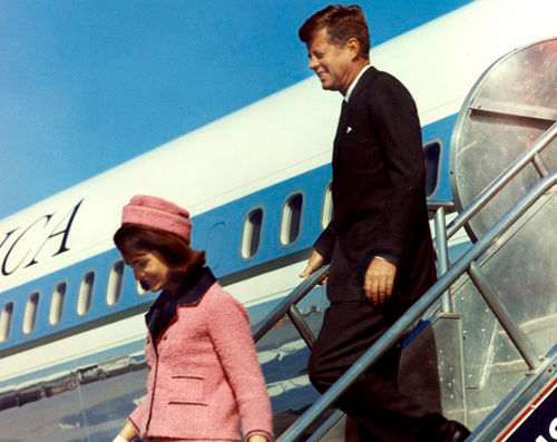 Los Kennedy bajan la escalerilla del avión