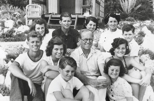 Joseph y Rose Kennedy y sus nueve hijos