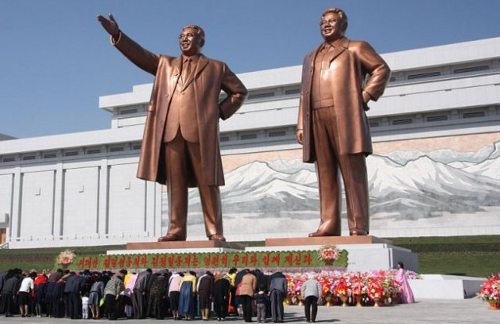 Gran número de norcoreanos se inclinan ante las estatuas de bronce