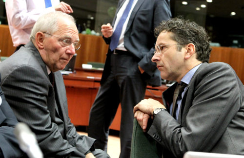 El ministro de economía de Alemania y el presidente del Eurogrupo, hablan antes de la reunión del Ecofin
