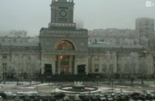Exterior de la estación del tren de Volgogrado, se ve un resplandor dentro