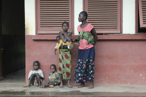 Familia en la puerta de un hospital en República Centroafricana