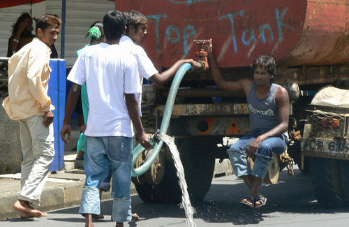 Unos jóvenes se acercan a un camión cisterna