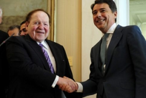 Sheldon Adelson, presidente de Las Vegas Sands e Ignacio González, presidente de la Comunidad de Madrid