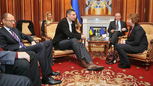 Ashton reunida con nuevas autoridades de Ucrania