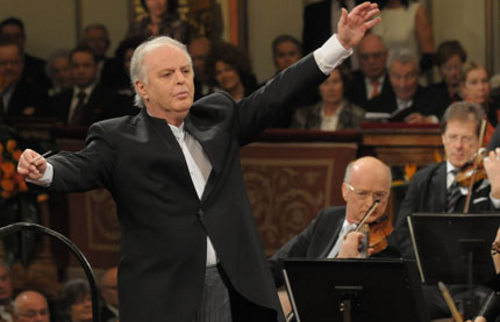 Daniel Barenboim dirigiendo a la orquesta