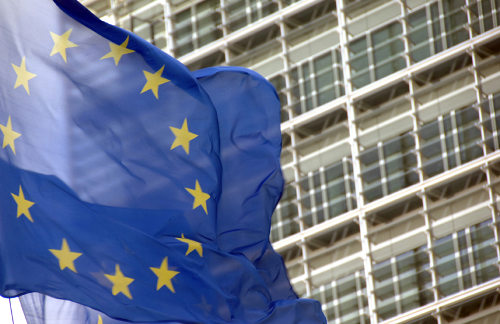 La bandera europea ondea frente al edificio de la CE