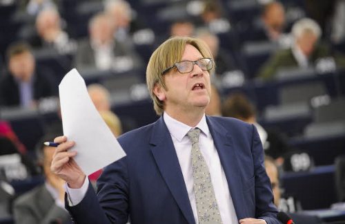 Guy Verhofstadt con unos papeles en la mano