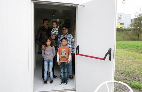 La familia Ziad a la puerta de su casa en Suiza