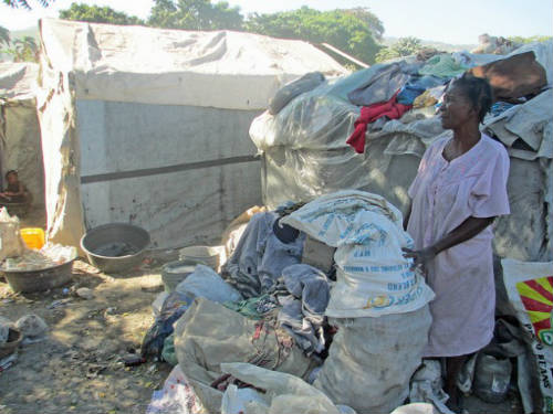 Mimose Gérard junto a unas bolsas en un campamento en Haití