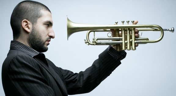 Ibrahim Maalouf mira su trompeta de cuatro émbolos