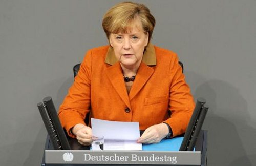 Angela Merkel lee su discurso en el Bundestag sentada