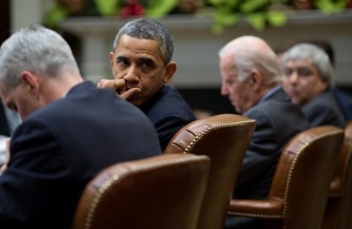 Obama vuelve la cabeza hacia la cámara en un acto oficial