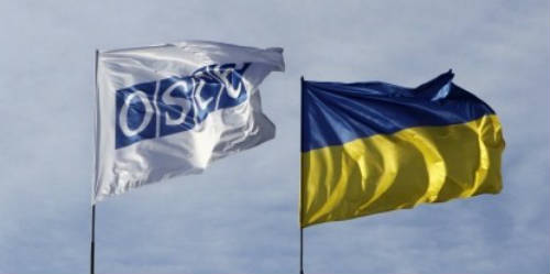Banderas Ucrania y OSCE