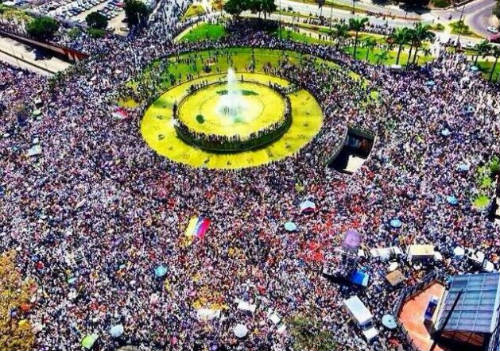 Concentración juvenil en la Plaza Venezuela de Caracas