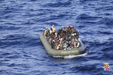 Inmigrantes en una balsa neumática
