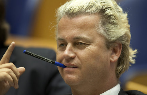 Geert Wilders con un bolígrafo en la boca