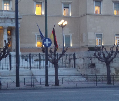 Banderas griega y alemana en calles de Atenas