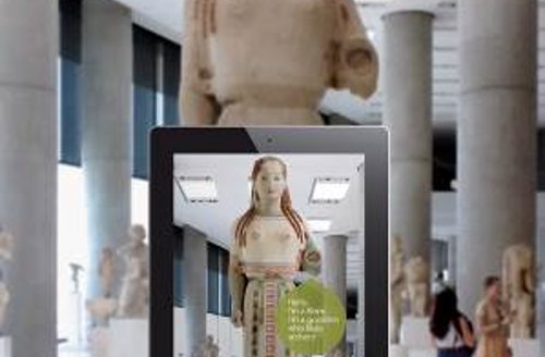 Una estatua vista a través de una tablet