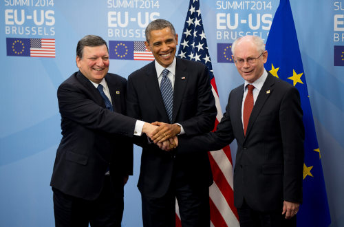 Barroso, Obama y Van Rompuy se dan la mano muy sonrientes 