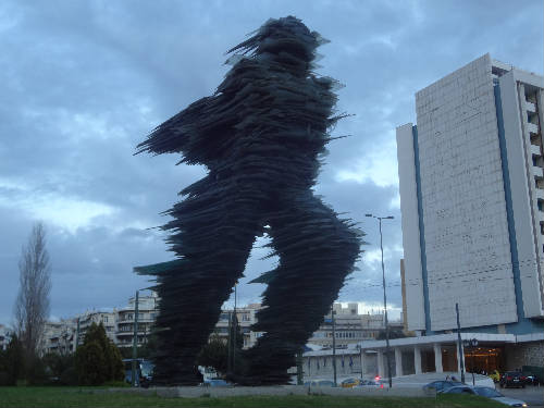 Estatua del hombre del viento en Atenas