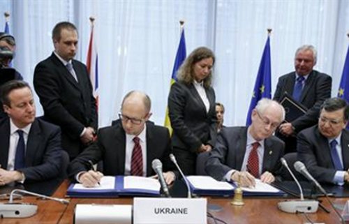 El primer ministro ucraniano y el presidente del Consejo firman el Acuerdo de Asociiación