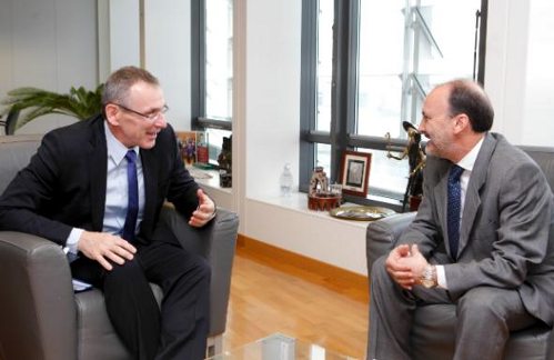 El secretario de estado español y el comisario Piebalgs hablan en bruselas