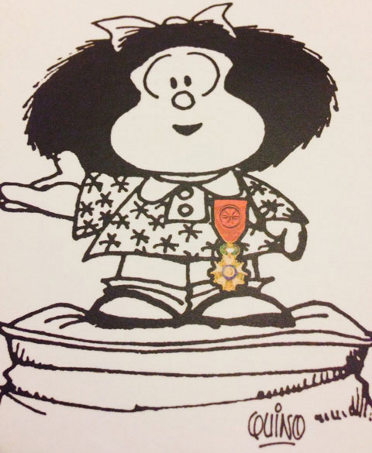 Mafalda subida a un podio con la condecoración