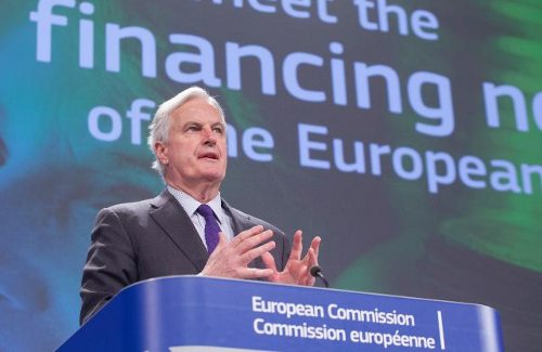 El comisario Michel Barnier explicando el paquete de medidas