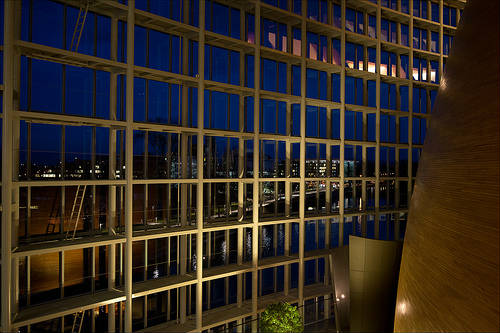 Parlamento Europeo exterior de noche