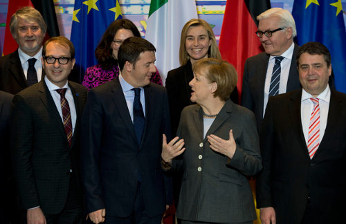 Renzi y sus ministros con Angela Merkel