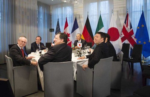 Los líderes del G-7 alrededor de una mesa redonda