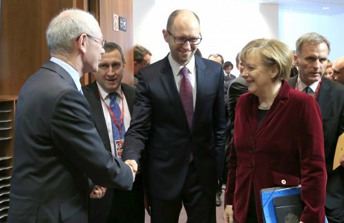 Herman van Rompuy, Arseniy Yatseniuk, primer ministro de Ucrania y Angela Merkel