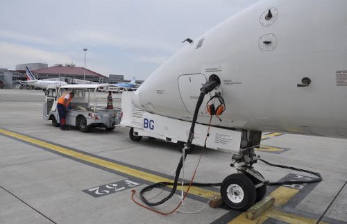 Un avión cargando combustible