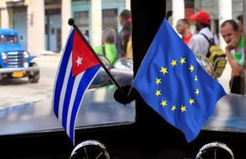 Banderas de la UE y Cuba en un autobús