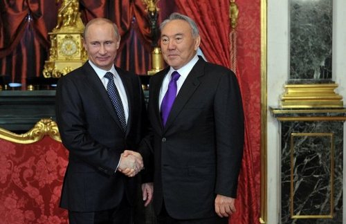 El presidente ruso Vladimir Putin y el de Kazajstán, Nursultán Nazarbayev