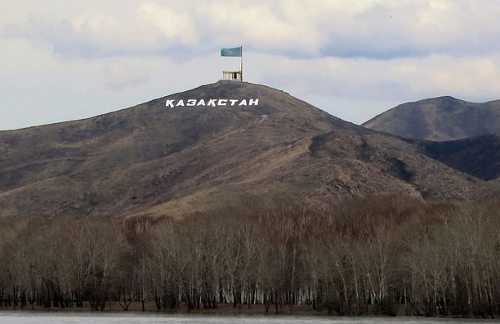 Grandes letras blancas en una loma que dicen Kazajstán