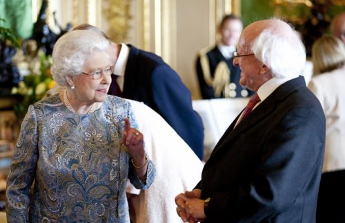 La reina Isabel II y el presidente de Irlanda charlan amigablemente