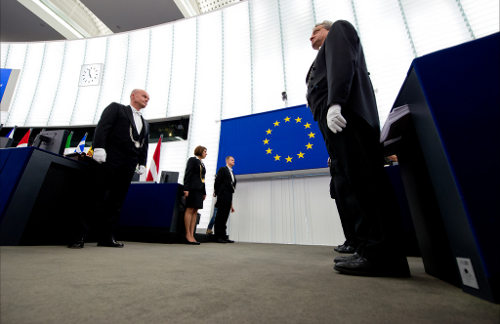 Los ujieres del Europarlamento esperan formados al presidente