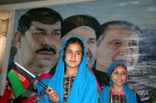 Niñas apoyando candidato presidencial afgano