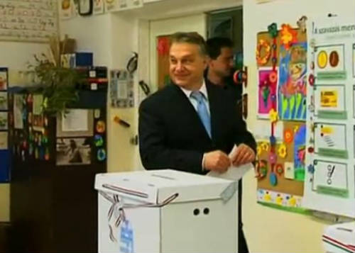 Viktor Orbán votando 