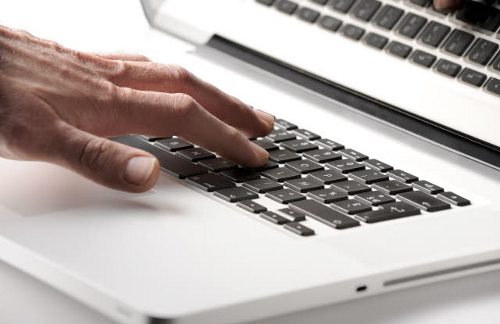 Una mano sobre el teclado de un ordenador