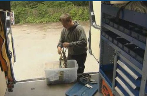 Un trabajador recogiendo cables