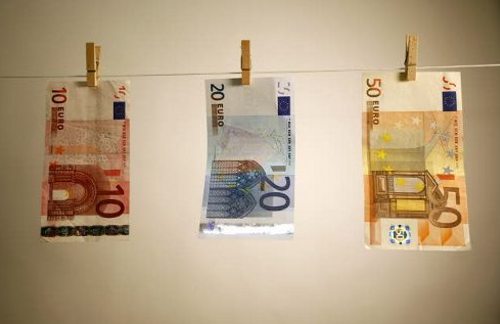 Billetes de euro en un tendedero