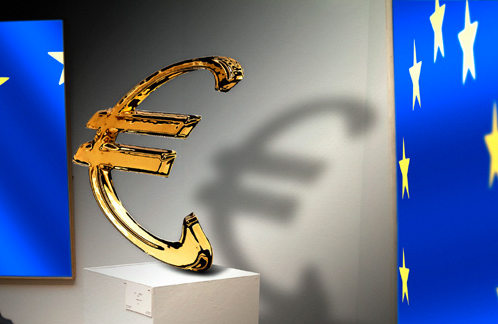 Una escultura del euro entre dos banderas europeas